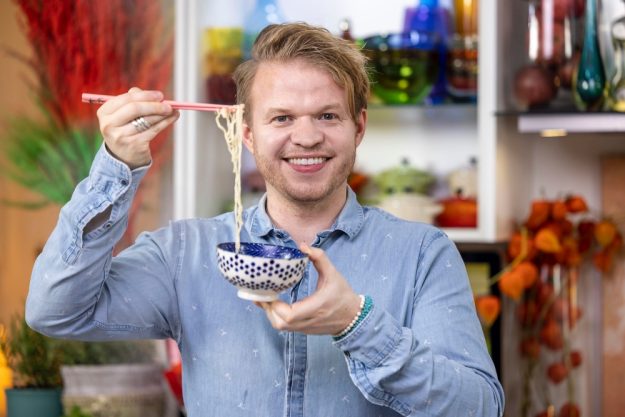Online-Kochkurs – Julian genießt Ramen-Suppe