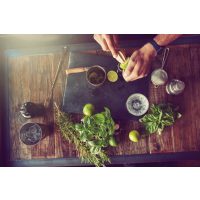 Gin-Tasting-Gutschein – Gin-Tonic-Zubereitung