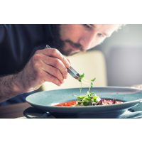 Kochkurs Hannover - Essen mit Pinzette anrichten