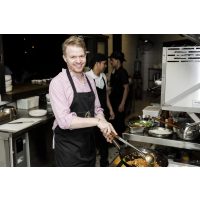 Online Kochkurs Bali Julian beim indonesisch kochen