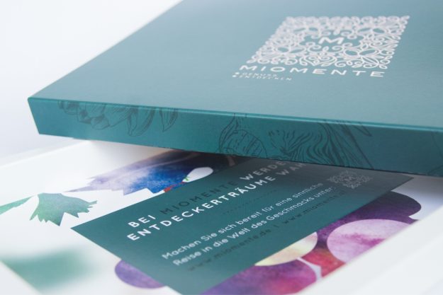 Weihnachtsgeschenk - Geschenkidee Erlebnisgutschein – Geschenkbox veredelt mit einer schimmernden Heißprägefolie