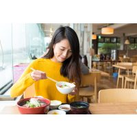 Japanischer Kochkurs Frankfurt – Frau isst Lunch