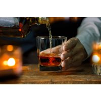 Whisky-Tasting mit Dinner in Darmstadt – Whisky einschenken