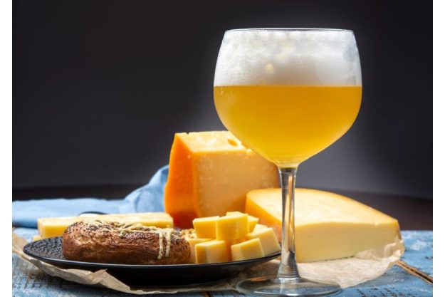 Bier- und Käse-Tasting Landshut: ein blumiges Bier mit Käse und Brot