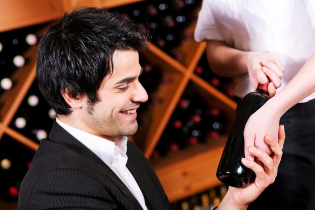 Weinseminar Regensburg - Mann liest Wein-Etikett