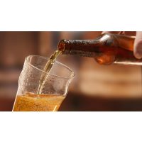 Bier- und Käse-Tasting Landshut: Flschenbier einschenken