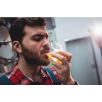 Braukurs Landshut – Brauer probiert Bier