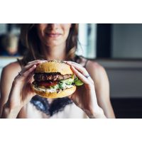 Burger-Kochkurs online – Frau hält Burger