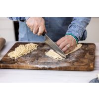 Online-Kochkurs – Julian schneidet Ramen-Nudeln