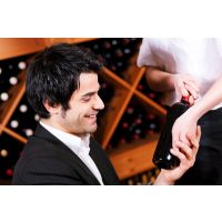 Weinseminar Regensburg - Mann prüft Rotwein