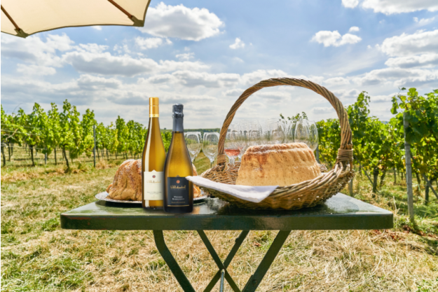 Weinwanderung online mit Essen Picknick