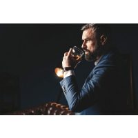 Whisky Tasting Dresden - Mann kostet Whisky