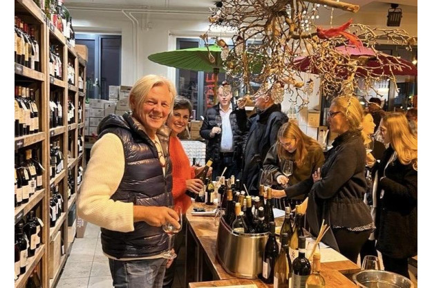 Weinseminar in Bielefeld – Frau und Mann trinken Wein