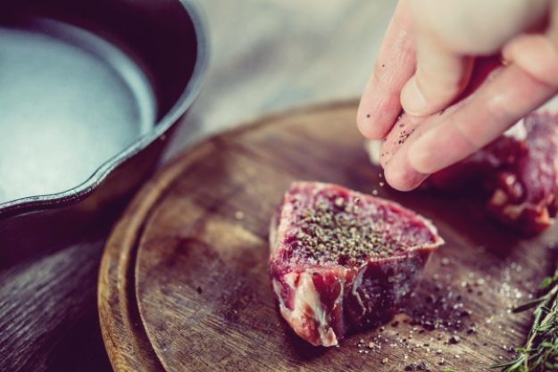 Fleisch-Kochkurs-Gutschein – Rosa Steak wird gewürzt