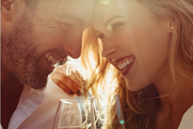 Candlelight Dinner Leipzig – Verliebtes Paar mit Prosecco