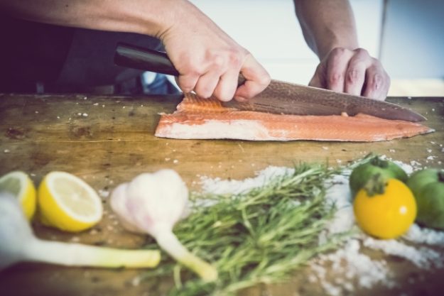 Gutschein für einen gesunden Kochkurs – Zarter Lachs wird filetiert