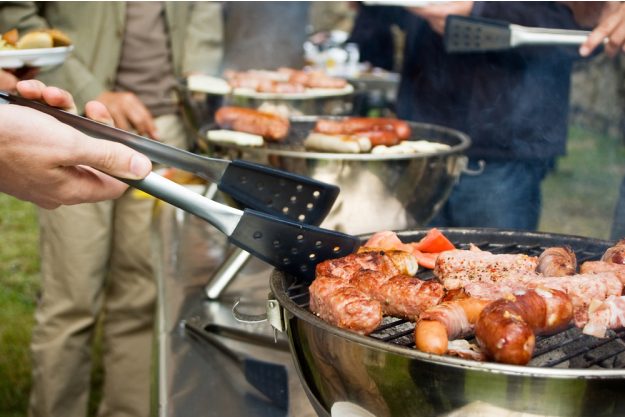 JGA mit Grillkurs – Grillzange und Grill