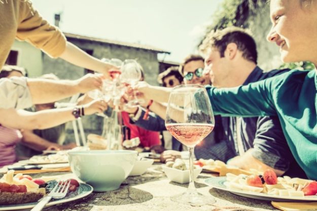 Kulinarische Stadtführung-Gutschein – Anstoßen bei einer Location unserer kulinarischen Stadtführung