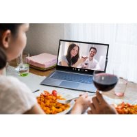 Online-Firmenfeier-Weinprobe-Anstoßen