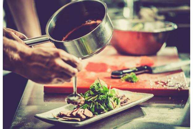 Kochkurs Wuppertal - Fleisch mit Soße beträufeln