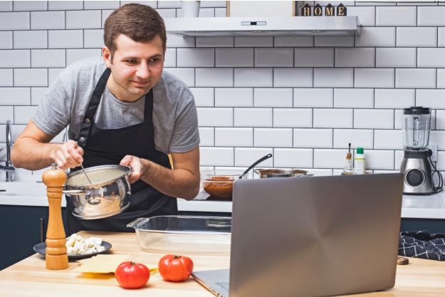 Online-Firmenfeier gemeinsam zu Hause virtuell kochen