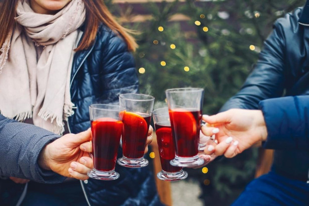 Glühweinprobe München – Frau trinkt Glühwein