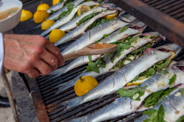 Seafood-Grillkurs München – Garnelenspieß über dem Feuer