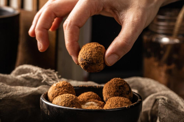 Pralinenkurs München – Frau hält Praline