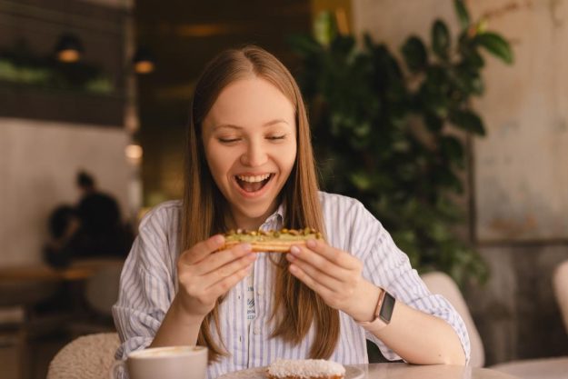 Backkurs München – Frau isst Eclair