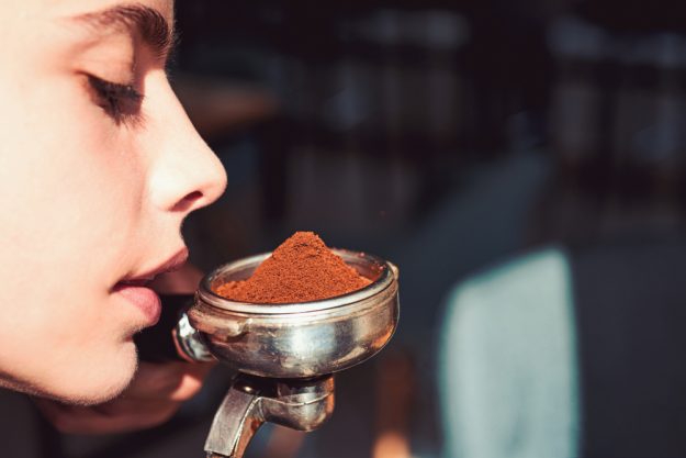 Barista-Kurs München – Frau riecht Kaffeepulver-Duft