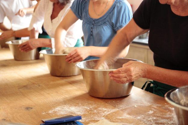 Brot-Backkurs Herrmannsdorfer München – Zutaten vermengen