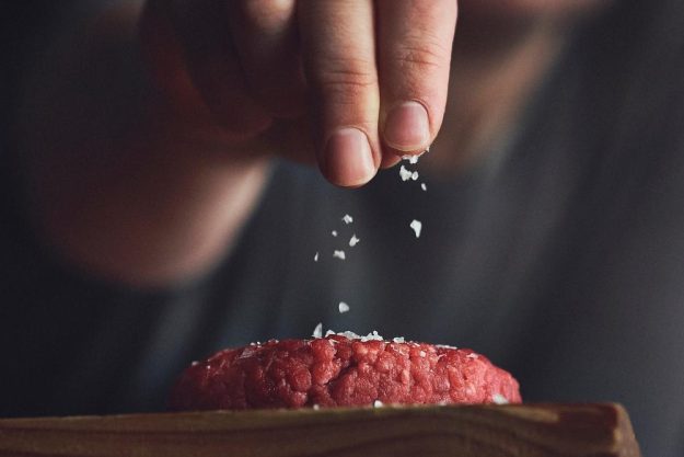 Burger-Grillkurs München – Pattie salzen