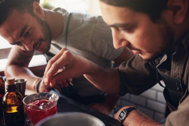 Cocktailkurs München – Männer mixen Cocktails