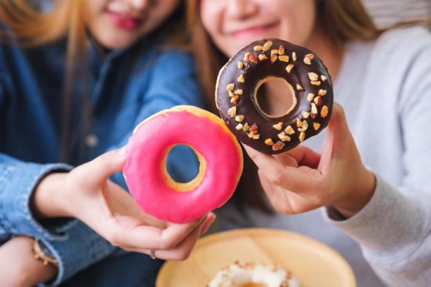 Donut-Backkurs München –  Freundinnen essen Donuts
