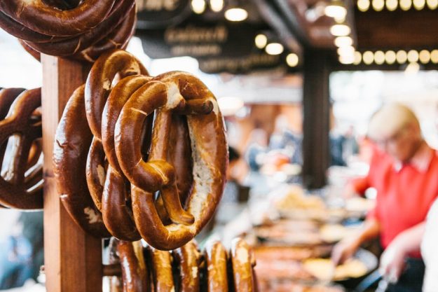 Genussreise München: Brezen am Marktstand