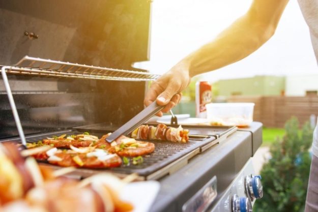 Grillkurs München – Mann grillt