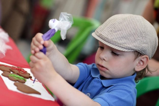 Kinder-Backkurs München: volle Konzentration