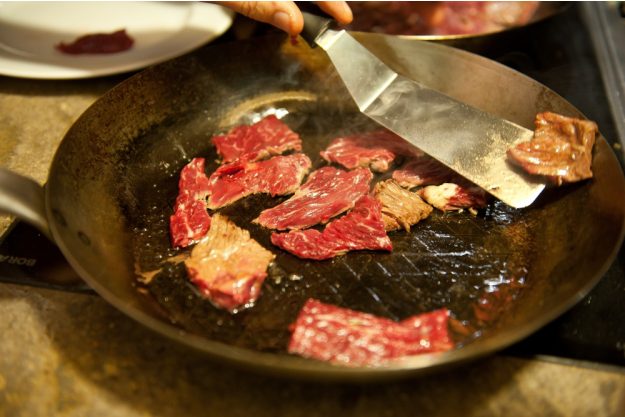 Kochkurs bei Herrmannsdorfer Glonn – Fleisch in Pfanne