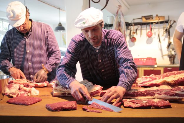 Kochkurs bei Herrmannsdorfer in München (Glonn) – Metzger bei der Arbeit