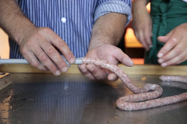 Wurst-Kochkurs bei Herrmannsdorfer in Glonn –  Wurst in Darm füllen