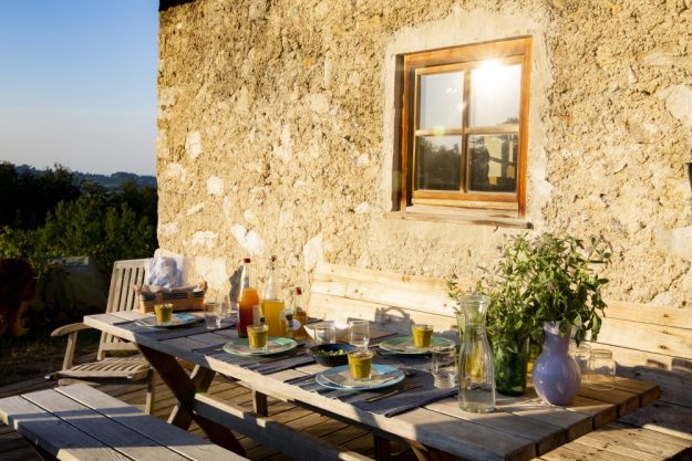 Kräuterwanderung München – wunderschöne Terrasse der Alm-Kräuterei