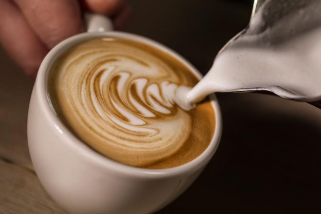 Latte Art Kurs München – Milch eingiessen