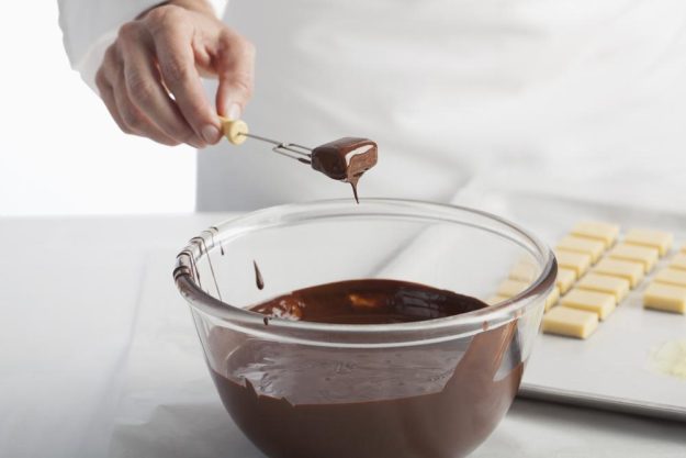 Pralinenkurs München – Pralinen in Schokolade tauchen
