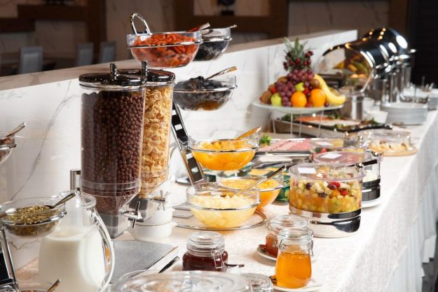 Sonntags-Brunch München – Müsli und Obst am Buffet