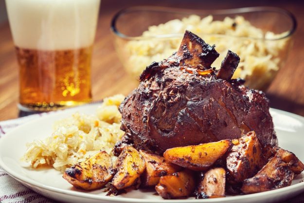 Wiesngrillen - Schweinehaxen mit Kraut, Kartoffeln und Bier