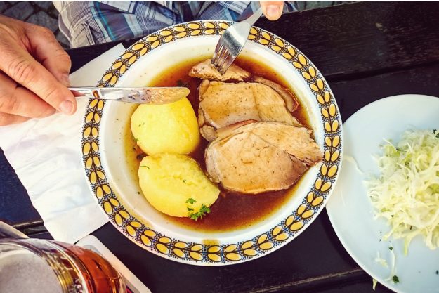 Wiesngrillen - Schweinebraten mit Knödel