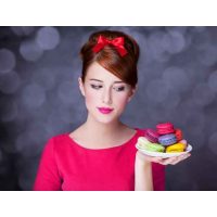 Backkurs München - Frau hält bunte Macarons