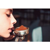 Barista-Kurs München – Frau riecht Kaffeepulver-Duft