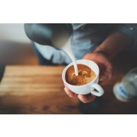 Barista-Kurs München – Milch in Kaffee giessen