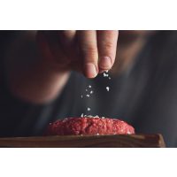 Burger-Grillkurs München – Pattie salzen
